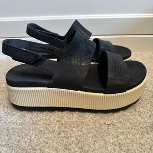 REEF Women’s Water Vista Higher Platform Sandal Black and Cream Size 8